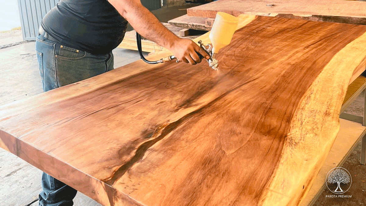 Madera de Parota con capa de barniz.