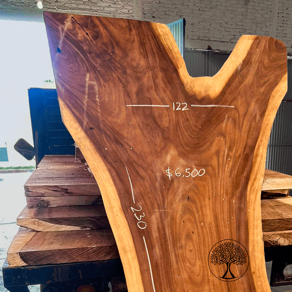 Madera de Parota con la Forma del Arbol